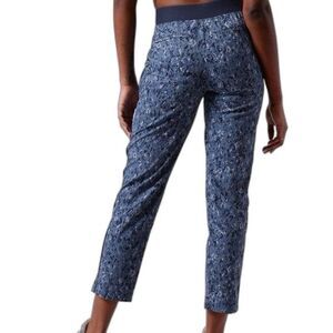 Athleta Women’s Captivate Chrome Blue Camo Brooklyn Ankle Travel Pants 16